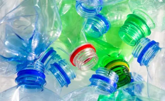 smaltimento bottiglie di plastica